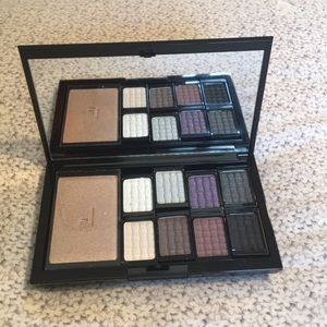 DOUCCE Freematic Eyeshadow Pro Palette in Smokey